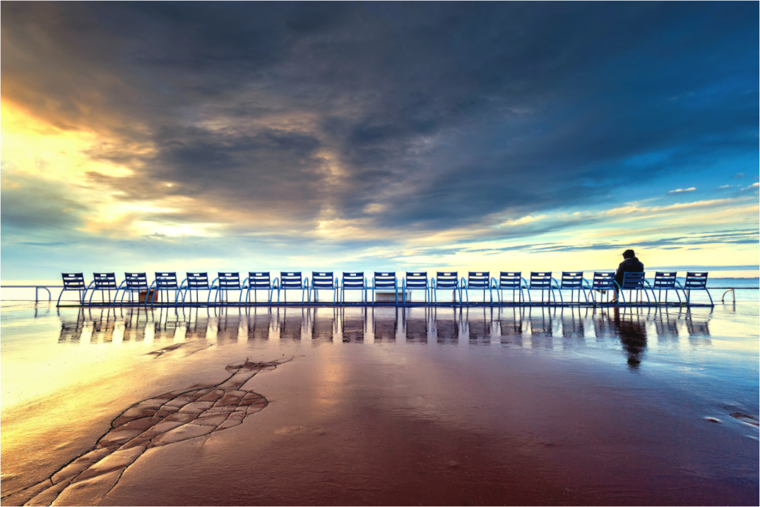 Chaises Bleues Nice – Symbole de la Côte d'Azur