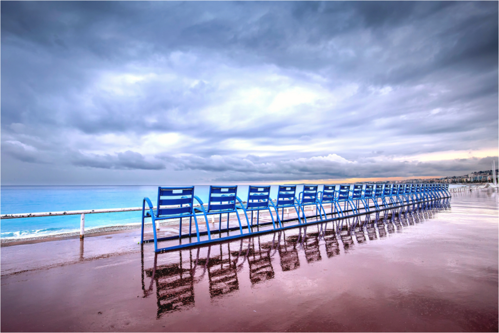 Chaises bleues emblématiques sur la Promenade des Anglais à Nice, tirage fine art photographie d'art
