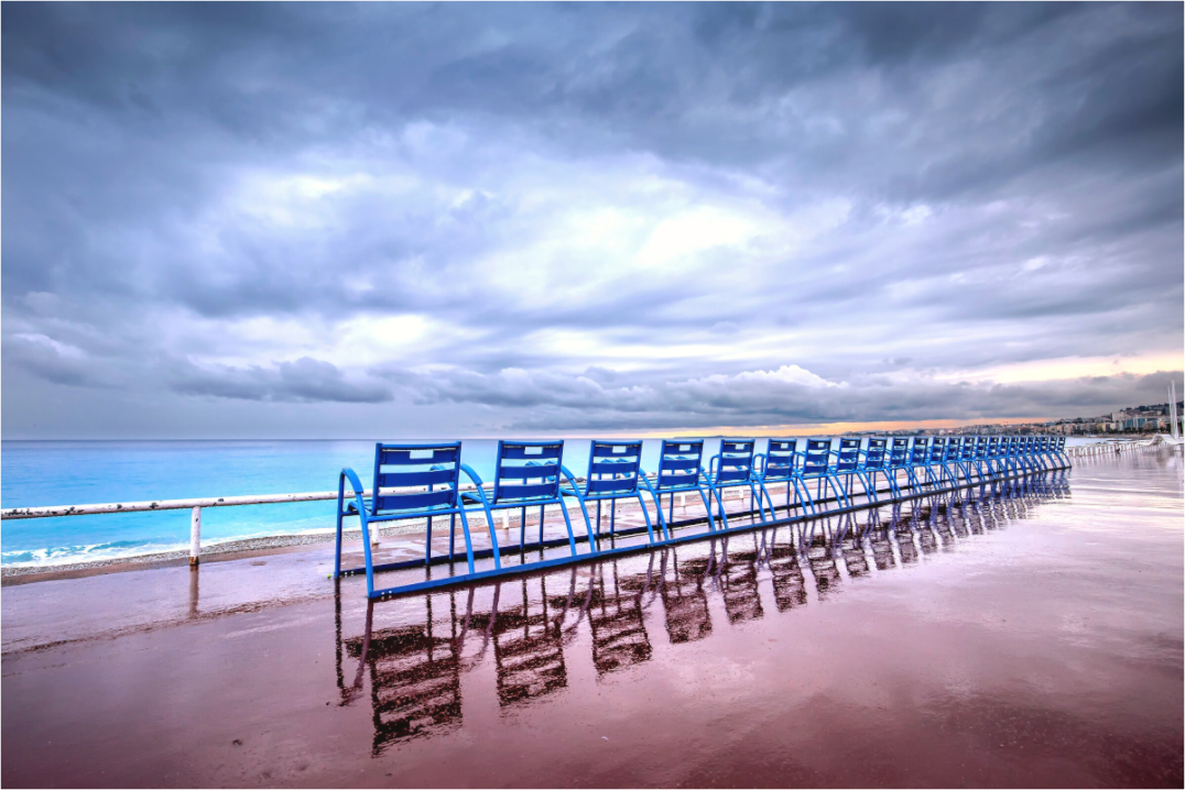 Chaises bleues emblématiques sur la Promenade des Anglais à Nice, tirage fine art photographie d'art

