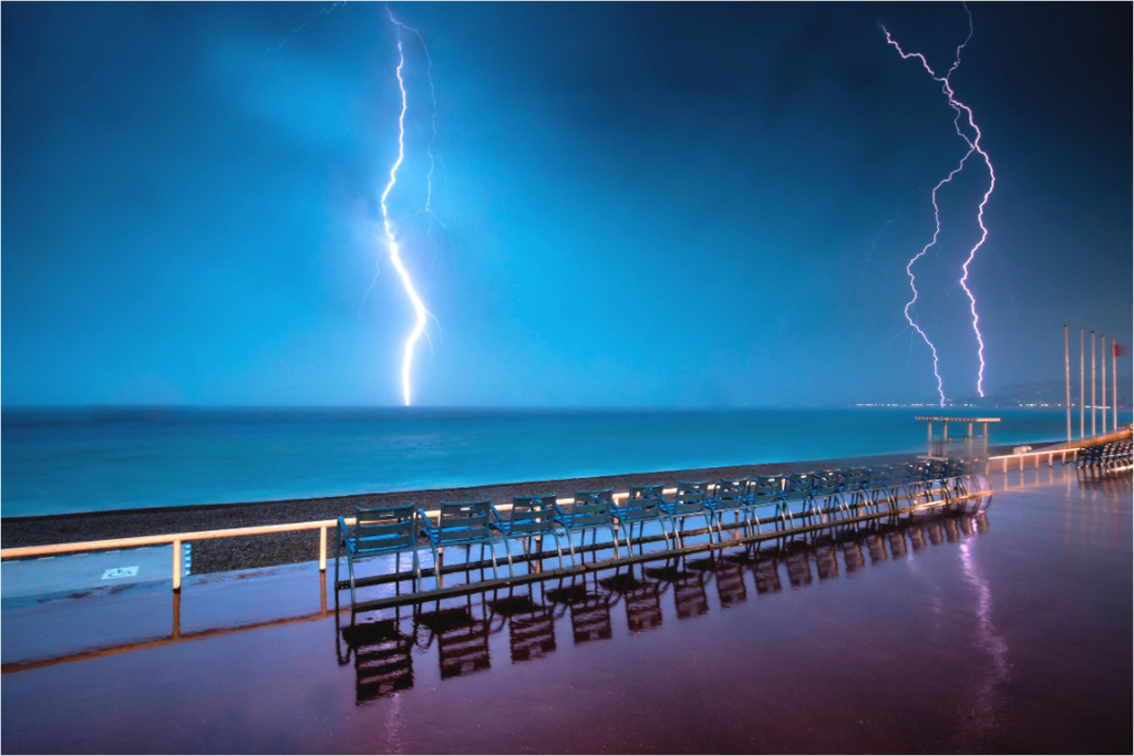 Éclairs spectaculaires au-dessus de la mer Méditerranée à Nice, photographie fine art tempête
