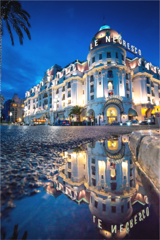 Hôtel Negresco illuminé de nuit avec reflet sur la Promenade des Anglais Nice, tirage fine art
