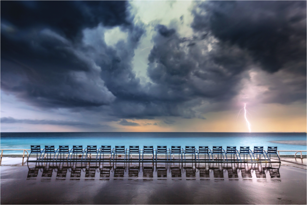 Orage dramatique au-dessus de la mer Méditerranée à Nice, photographie fine art
