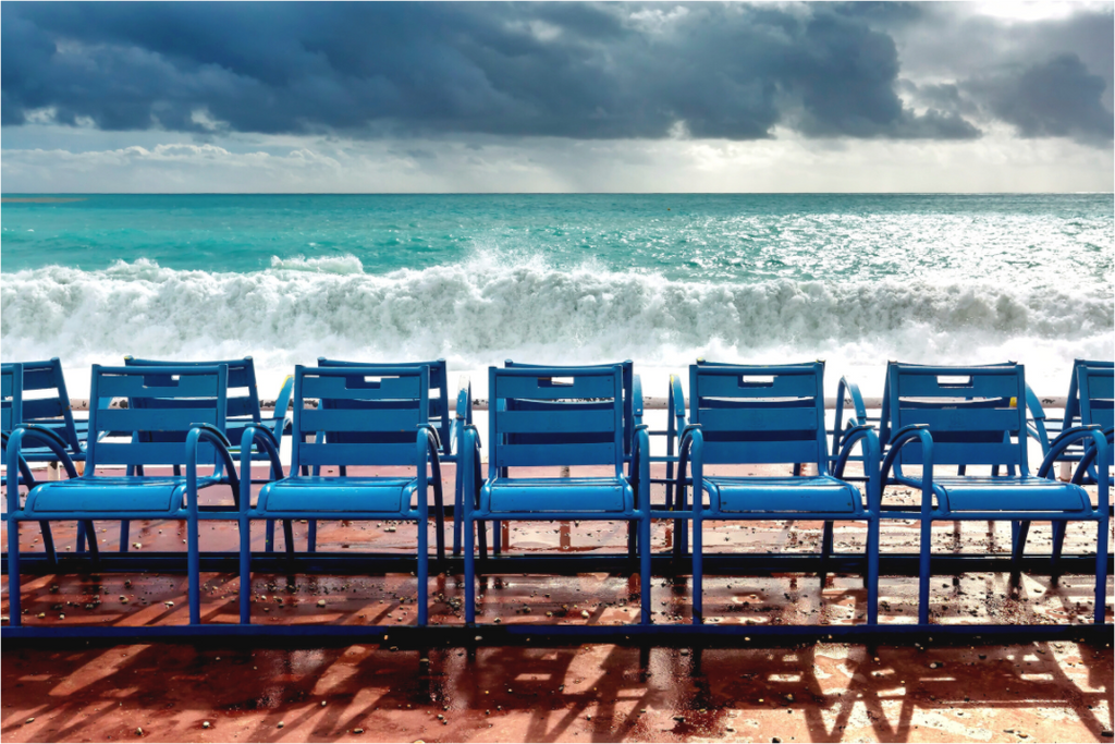 Main image Vague et chaises bleues