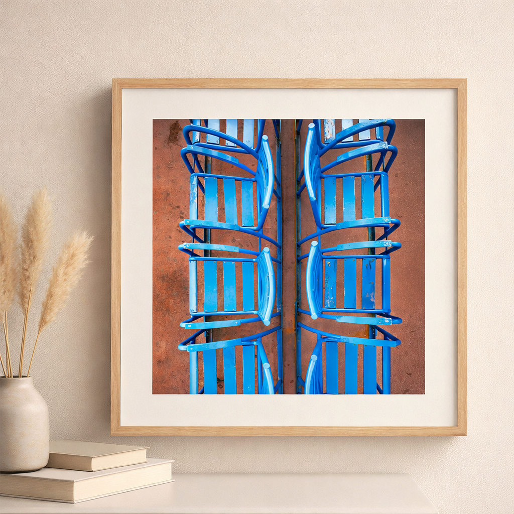 Photo Nice chaises bleues Promenade des Anglais – photographie artistique Côte d’Azur
