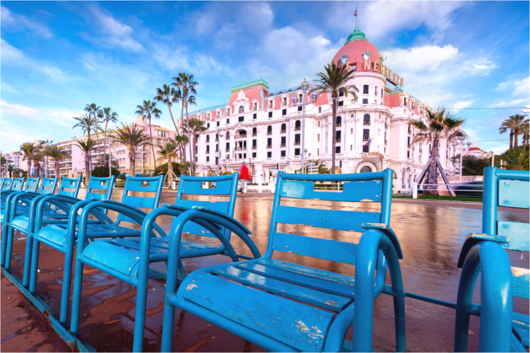 Tirage d’art Nice chaises bleues devant le Negresco sur la Promenade des Anglais